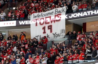 Standing Ovation for #19 | Chicago Blackhawks