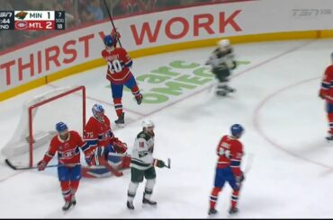 Jakub Dobes offre un cadeau à Brock Faber