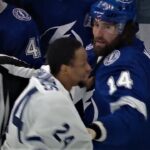 Wayne Simmonds and Pat Maroon Drop The Glove With 30 Seconds Left In The Second Period