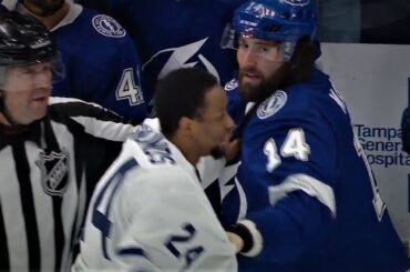 Wayne Simmonds and Pat Maroon Drop The Glove With 30 Seconds Left In The Second Period