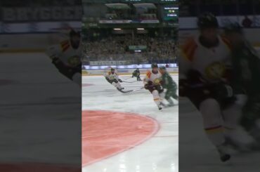 Joel Kellman knockas av Greg Scott (Färjestad BK mot Brynäs IF i Löfbergs Arena i SHL) (#Shorts)