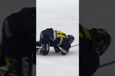 Riley Woods skadad (HV71 mot Brynäs IF i Husqvarna Garden i Jönköping i SHL i Sverige) (#Shorts)