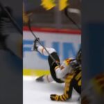 Johan Larsson slår huvudet i sargen (Brynäs IF mot Skellefteå AIK i SHL i Sverige) (#Shorts)