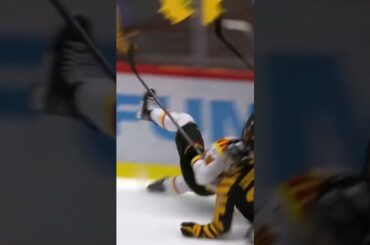 Johan Larsson slår huvudet i sargen (Brynäs IF mot Skellefteå AIK i SHL i Sverige) (#Shorts)