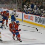 Une descente du coude accidentelle de Zachary Bolduc sur Zack Benson
