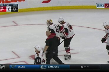 Smith forced to leave game with apparent leg injury