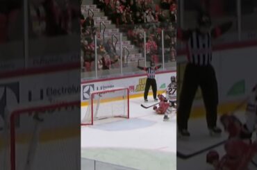 Jacob Crespin med snygg räddning (Kalmar HC mot Nybro Vikings IF i Hockeyallsvenskan) (#Shorts)