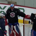 Marco Marciano donne ses premières instructions à Jakub Dobes et à Samuel Montembeault