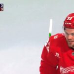 Alex DeBrincat marque un but des plus bizarres