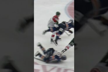 Morgan Anderberg fäller Felix Robert (Växjö Lakers HC mot Frölunda HC i Vida Arena i SHL) (#Shorts)