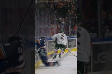 Sebastian Strandberg flyger in i sargen (Växjö Lakers HC mot Frölunda HC Vida Arena i SHL) (#Shorts)