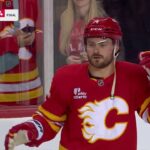 Rasmus Andersson salue tous ses coéquipiers après la victoire des Flames