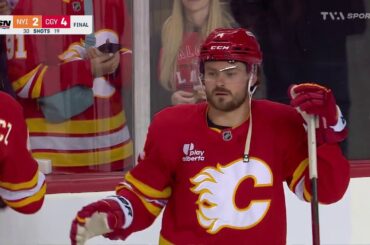 Rasmus Andersson salue tous ses coéquipiers après la victoire des Flames