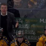 Raimo Helminen saa ulosajon! | Maxime Fortier lyö mailan katki aitiossa, kun peli lähtee käsistä