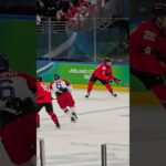 Michal Kempný vyváží puk proti Kanadě