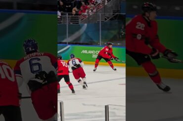 Michal Kempný vyváží puk proti Kanadě