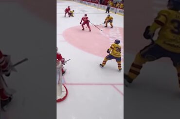 Snyggt mål av Victor Eklund (Djurgården Hockey mot Timrå IK i SCA Arena i SHL i Sverige) (#Shorts)