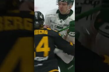 Jack Berglund crosscheck Oscar Lindberg två gånger ansiktet (Färjestad BK Skellefteå AIK) (#Shorts)
