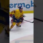 Emilio Pettersen tacklar Linus Eriksson (Djurgården Hockey mot Timrå IK i SCA Arena i SHL) (#Shorts)