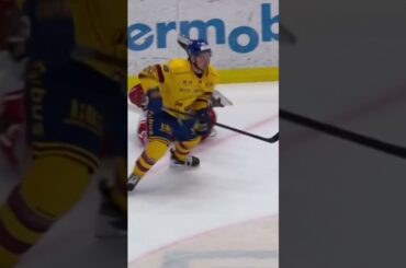 Emilio Pettersen tacklar Linus Eriksson (Djurgården Hockey mot Timrå IK i SCA Arena i SHL) (#Shorts)