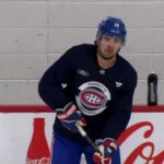 Alex Newhook participe à l'entraînement avec un chandail sans contact