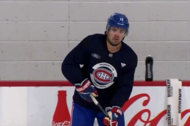 Alex Newhook participe à l'entraînement avec un chandail sans contact