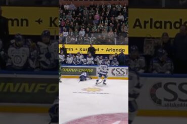 Emil Alba med hög klubba på Anton Johansson (Färjestad BK mot Leksands IF i SHL i Sverige) (#Shorts)