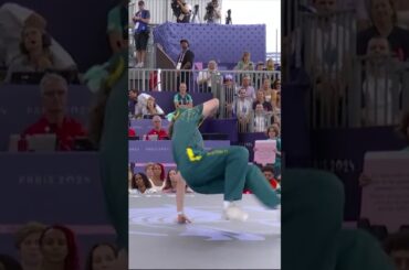 😂 La breakeuse Raygun, virale lors des JO, est ..... numéro 1 mondiale ! #shorts #breakdance #memes