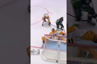 🇫🇮 Saros denies Johnston with an AMAZING save! 😮