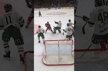 Emil Larmi filmar (Färjestad BK mot Frölunda HC i Scandinavium i SHL i Sverige) (#Shorts)