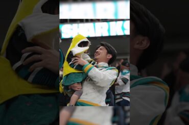 Sharks goals sound good in every language. 🎙️  #hockey #nhl #sharks