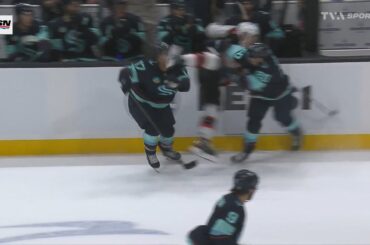 Jaden Schwartz se prend un patin au visage