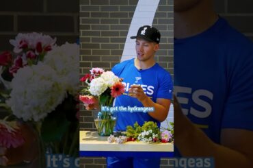 Joel Hofer and Dylan Holloway make Valentine's Day bouquets 💐