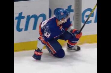 New York Islanders - Mathew Barzal Dive.