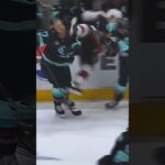 Jaden Schwartz se fait assommer par un patin, mais évite le pire! 😬#NHL