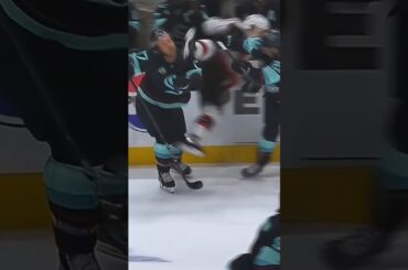 Jaden Schwartz se fait assommer par un patin, mais évite le pire! 😬#NHL