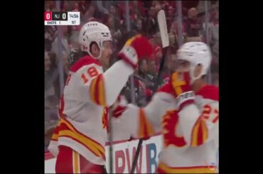 John Beecher sneaks one past Jacob Markstrom to open the scoring in New Jersey 🔥Flames vs. Devils