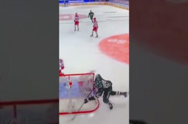 Radim Zohorna krockar med Jacob Johansson (Färjestad BK mot Timrå IK i SHL i Sverige) (#Shorts)