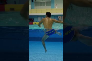 How does a #WaterPolo player shoot? 🤔 Here is the answer 😉