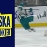 William Eklund flies through the air for a goal and flies to the top of Swedish Plays of the Week 🇸🇪