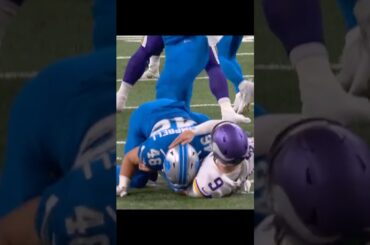 How is this roughing the passer? Refs throw the flag on Jack Campbell against JJ McCarthy #lions