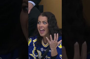 Vad säger hon? (HV71 mot Leksands IF i Husqvarna Garden i Jönköping i SHL i Sverige) (#Shorts)