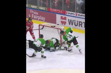 Olimpija-Goalie Dustin Tokarski zeigt gegen Bozen einen Big Save  #ice #hockey #iceshorts #save