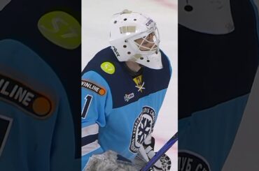 Что ты делаешь?! 🤯 Вратарь "Сибири" показал особую технику на буллитах #КХЛ