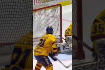 Joey LaLeggia klubba går av (Djurgården Hockey mot Malmö Redhawks Malmö Arena SHL Sverige) (#Shorts)