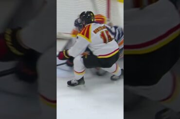 Kalle Kratz åker på Erik Källgren (Växjö Lakers HC mot Brynäs IF i Vida Arena SHL Sverige) (#Shorts)