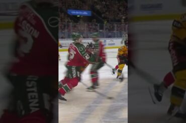 Tom Nilsson crosscheckar Pontus Andreasson i ansiktet (Frölunda HC mot Luleå HF i SHL) (#Shorts)