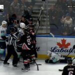 Shane Wright se fait sonner les cloches par Logan Stanley