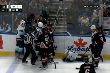 Shane Wright se fait sonner les cloches par Logan Stanley