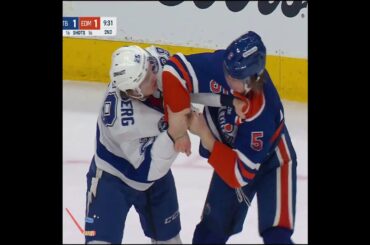 Pontus Holmberg and Connor Murphy get into a spirited tilt 🥊🥊